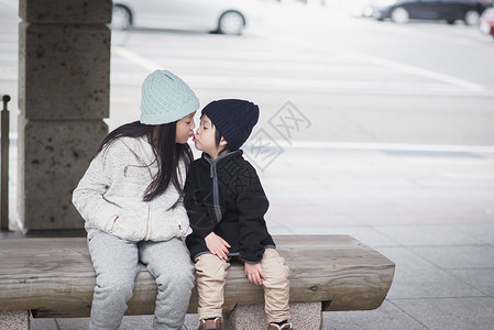 可爱的亚洲儿童姐妹和兄弟用爱接吻图片