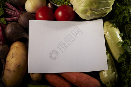 新鲜蔬菜和桌子上的白色空白图片