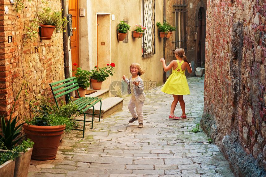 可爱的孩子在户外玩乐在老意大利城图片