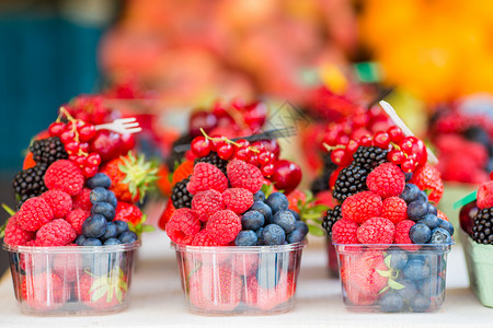 市场上的浆果市场上的蓝莓覆盆子草莓图片