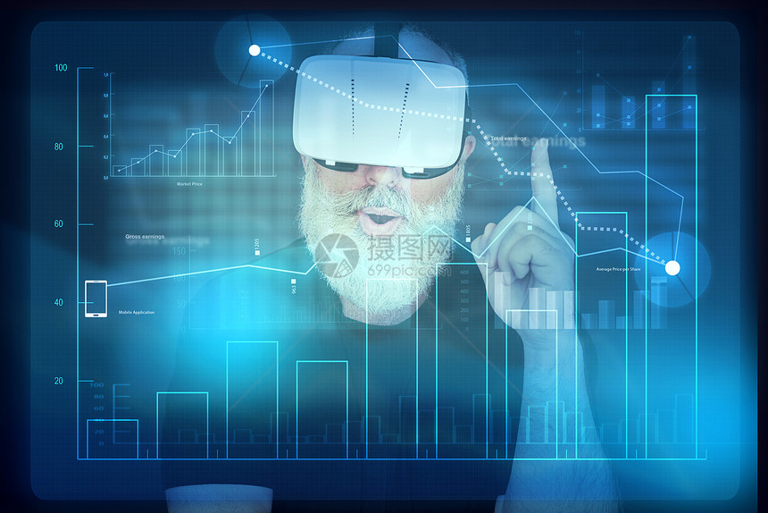 虚拟现实头盔中的长胡子老人正站在带有图表的交互式屏幕前图片
