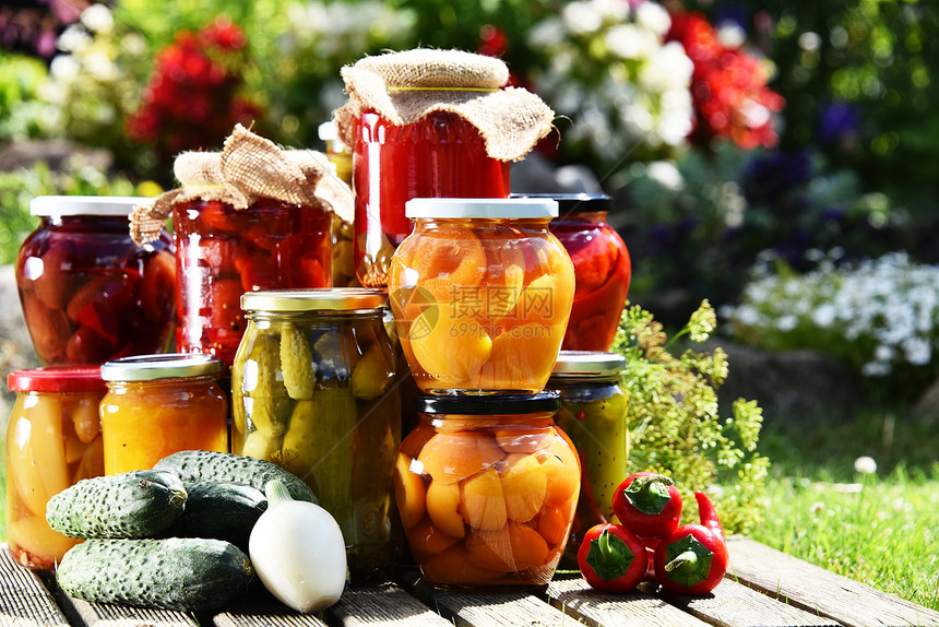 花园里的腌制蔬菜和水果罐腌制食品图片