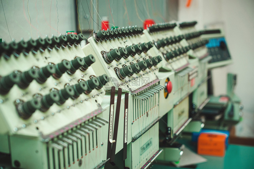 纺织厂的机器旧缝纫机图片