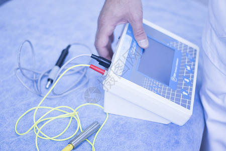 师对疼痛和损伤患者使用电脉冲治疗的电图片