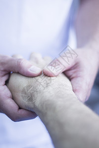 物理治疗师和整骨治疗师在手部和手腕的物理治疗康复治疗中进行的肌筋膜整图片