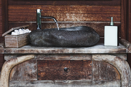 带石水槽和洗浴用品的木桌背景图片