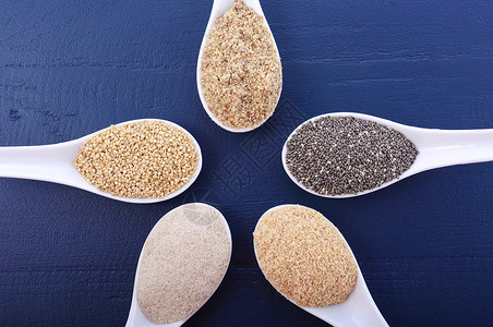 谷物包括白色谷物藜麦洋车前子壳粉黑奇亚籽小麦胚芽和磨碎的LSA混合物背景图片