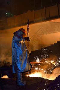 钢铁厂的钢铁工人图片