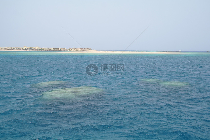 海滨是红海的一个珊瑚岛关闭的蓝海图片