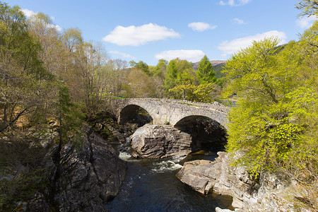 苏格兰苏格兰的旅游目的地横渡壮观的莫里斯顿河瀑布图片