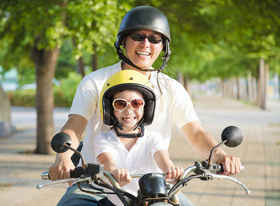 父亲和女儿暑假骑摩图片