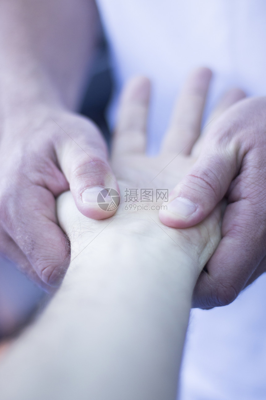 物理治疗师和整骨治疗师在手部和手腕的物理治疗康复治疗中进行的肌筋膜整图片