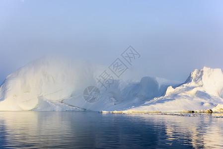 巨大的冰川在北极海洋上飞向格陵兰的伊图片