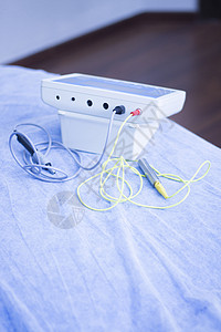 针灸师对疼痛和损伤针灸患者使用电脉冲治疗的电图片