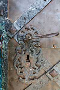 古旧的金属深灰色门上用伪造烤炉背景图片