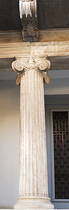 入口处的老式白色大理石柱图片