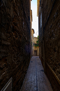 法国老城中心狭窄的街道图片