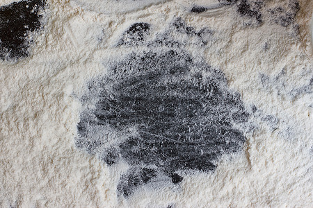 有面粉的黑石墨背景图片