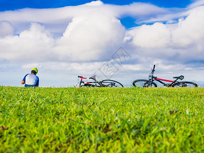 在公园里骑自行车日出蓝图片