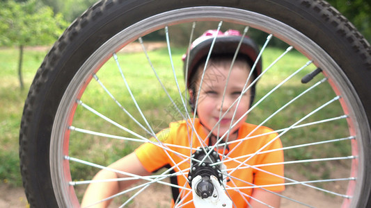 男孩纺自行车轮高清背景图片
