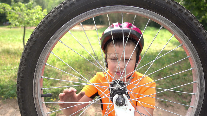 男孩纺自行车轮高清图片