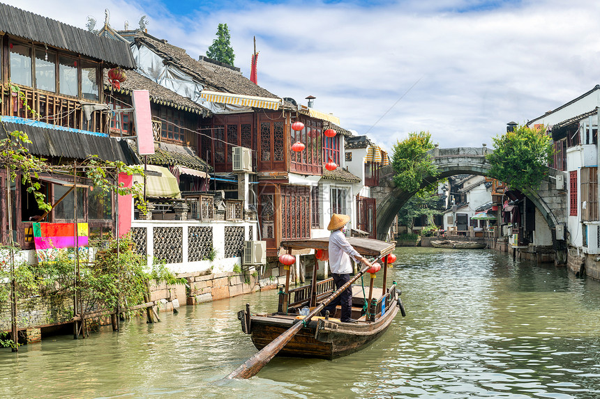 上海朱甲岛水城运河传统旅游船中图片