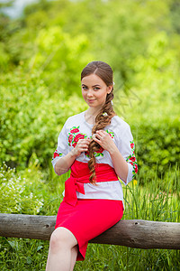 在户外穿着民族服装的乌克兰美女图片
