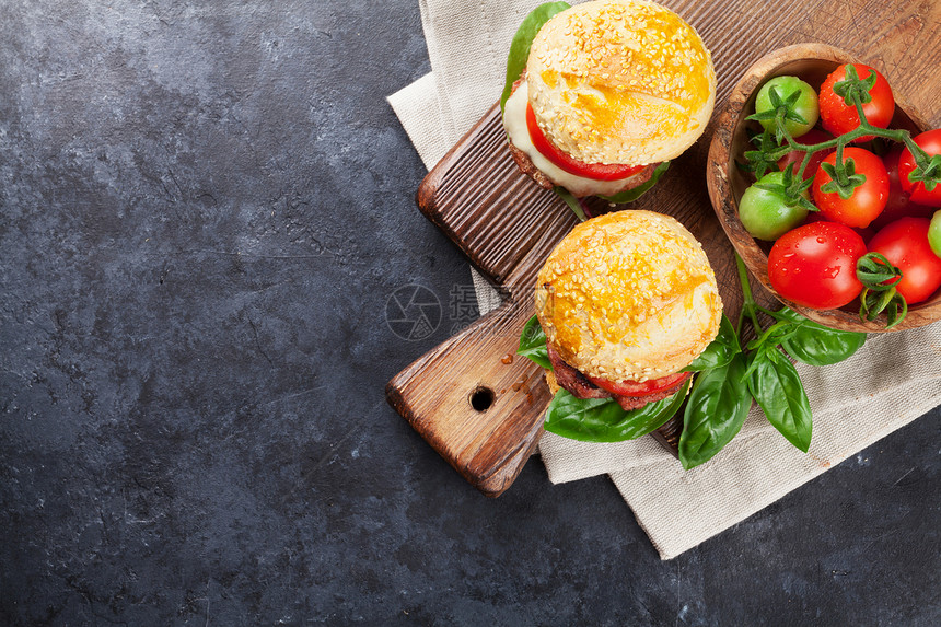 有牛肉奶酪西红柿和烤肉的自制汉堡包图片