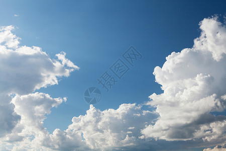 蓝色天空和云层图片