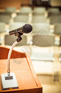 演讲台上的麦克风会议厅或研讨室背景的图片