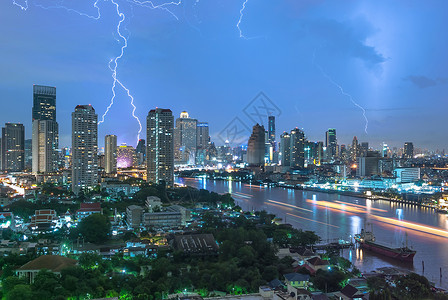泰国曼谷黄昏时曼谷市景河边的闪电图片