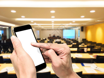 在会议室玩智能手机全球会议通讯图片
