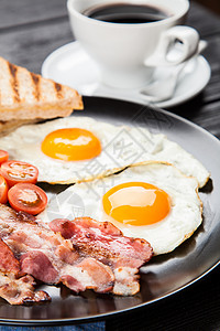盘子上的传统培根和鸡蛋早餐图片