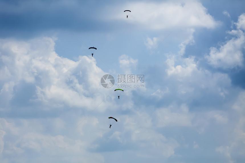 天空中的跳伞者图片