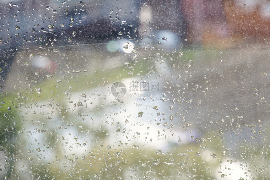 窗板上的雨滴和背景的模图片