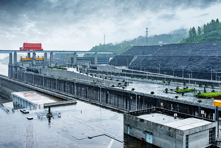 长江三峡大坝在雨中图片