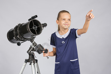 年轻的天文学家展示了星空同时站在望图片