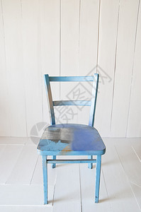 白色背景上的老式蓝色木椅图片