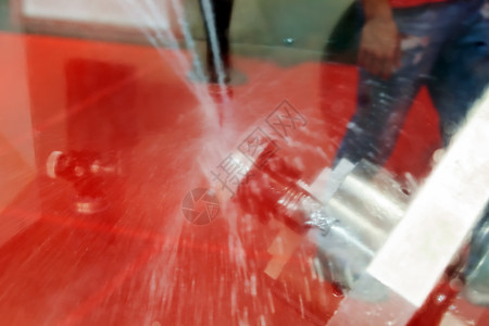 在工厂内展示高压冲水喷气式切割图片