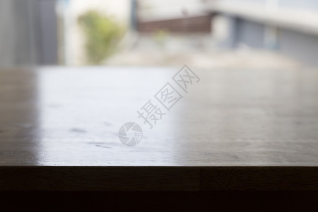 在窗口旁边的木板桌用于补装或图片