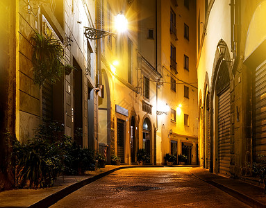 佛罗伦萨美丽的小街在晚上图片