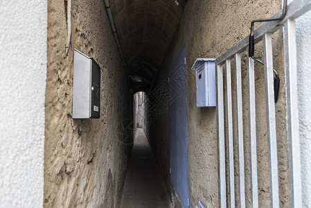 西班牙一个狭窄小巷里的图片