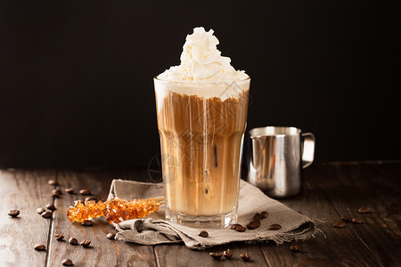 咖啡冰咖啡加奶油和焦糖浆图片