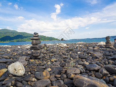泰国利佩海滩上的石块堆积在泰国图片