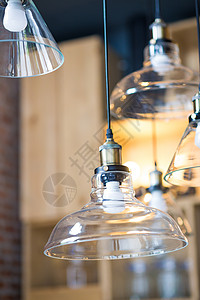 咖啡店背景上的老式暖灯泡灯泡装饰图片