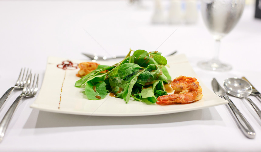 白碗上带虾的沙拉大虾沙拉健康图片