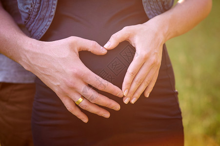 怀孕的Belly与丈夫的手指图片