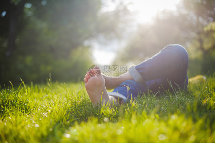 女人躺在草地上在阳图片