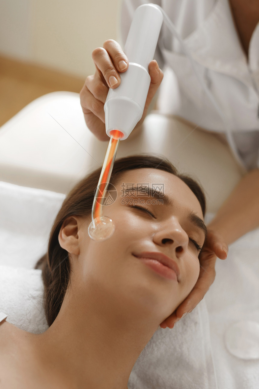 面部美容治疗在美容中心使用高频DArsonval皮肤护理设备进行面部Darsonval治疗图片