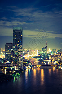 在泰国的Bangkok城市夜间天际线上美丽的建图片